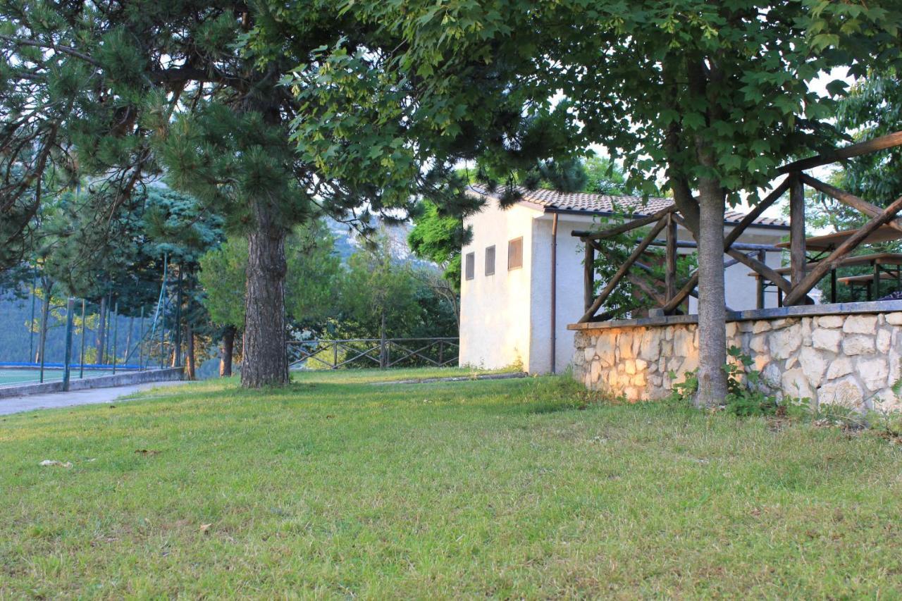 Adonis Hotel Castelvecchio Calvisio Bagian luar foto